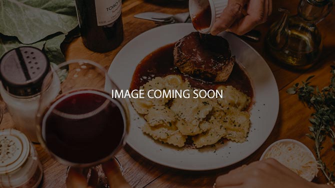 What are the hours of operation at JW Café?